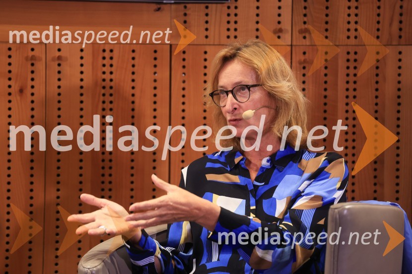 Dr. Alenka Zupančič gostja v skednju Škrabčeve domačije