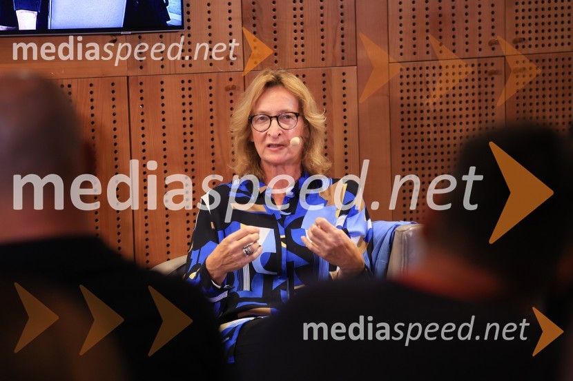 Dr. Alenka Zupančič gostja v skednju Škrabčeve domačije