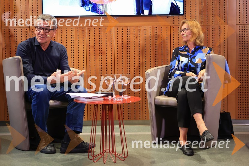 Dr. Alenka Zupančič gostja v skednju Škrabčeve domačije