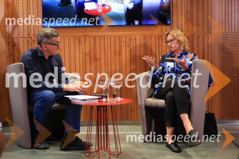 Dr. Alenka Zupančič gostja v skednju Škrabčeve domačije