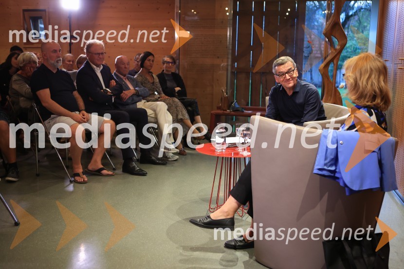 Dr. Alenka Zupančič gostja v skednju Škrabčeve domačije