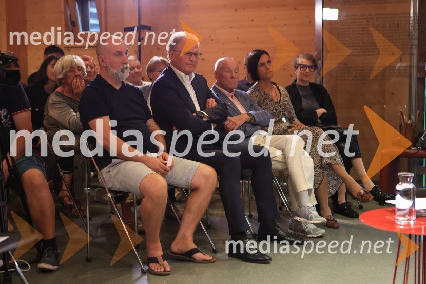 Dr. Alenka Zupančič gostja v skednju Škrabčeve domačije