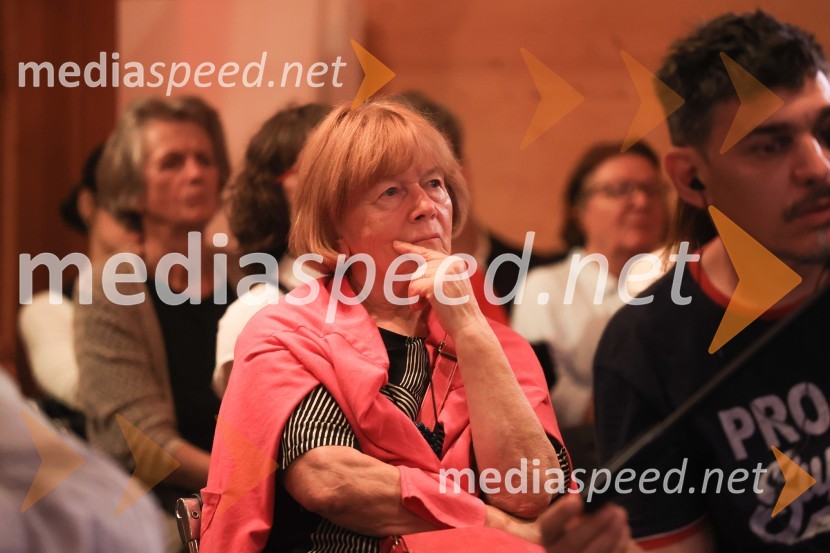 Dr. Alenka Zupančič gostja v skednju Škrabčeve domačije