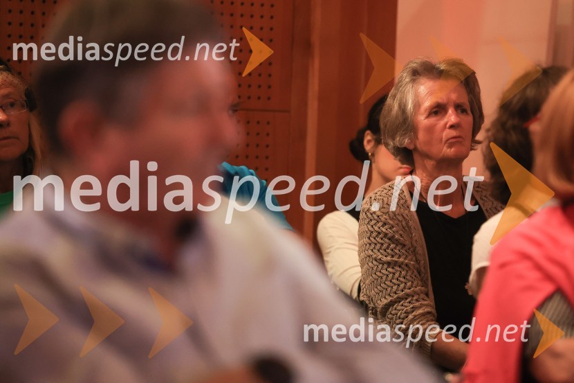 Dr. Alenka Zupančič gostja v skednju Škrabčeve domačije