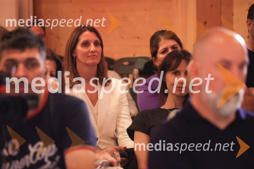 Dr. Alenka Zupančič gostja v skednju Škrabčeve domačije