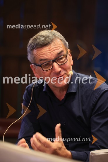 Dr. Alenka Zupančič gostja v skednju Škrabčeve domačije