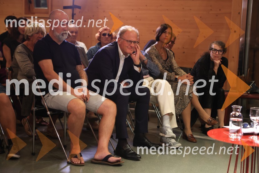 Dr. Alenka Zupančič gostja v skednju Škrabčeve domačije