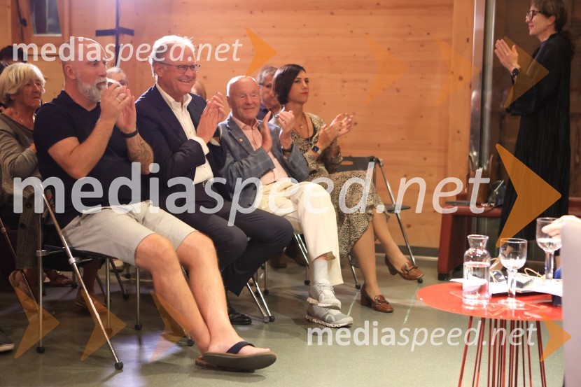 Dr. Alenka Zupančič gostja v skednju Škrabčeve domačije