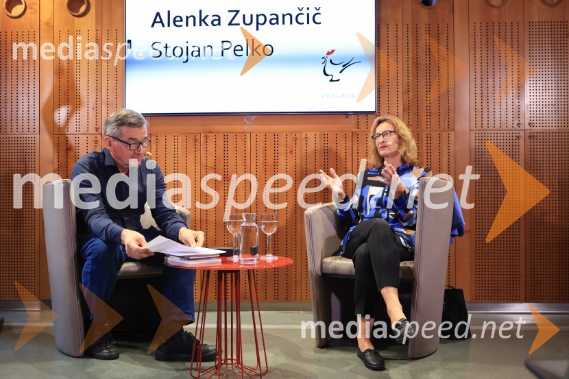 Dr. Alenka Zupančič gostja v skednju Škrabčeve domačije