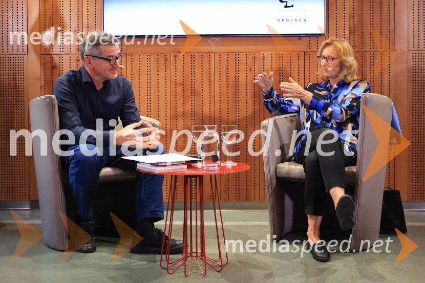 Dr. Alenka Zupančič gostja v skednju Škrabčeve domačije