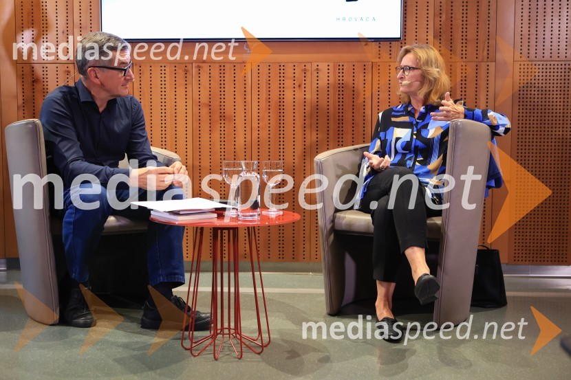 Dr. Alenka Zupančič gostja v skednju Škrabčeve domačije