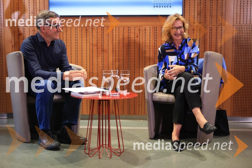 Dr. Alenka Zupančič gostja v skednju Škrabčeve domačije