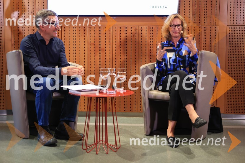 Dr. Alenka Zupančič gostja v skednju Škrabčeve domačije