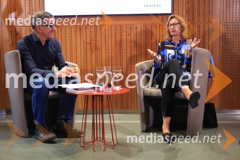 Dr. Alenka Zupančič gostja v skednju Škrabčeve domačije