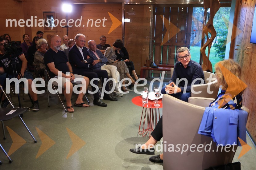 Dr. Alenka Zupančič gostja v skednju Škrabčeve domačije