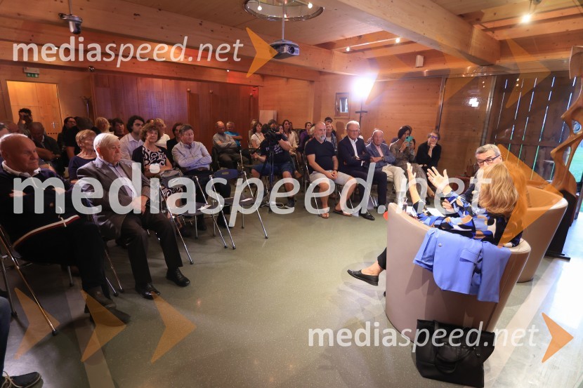 Dr. Alenka Zupančič gostja v skednju Škrabčeve domačije