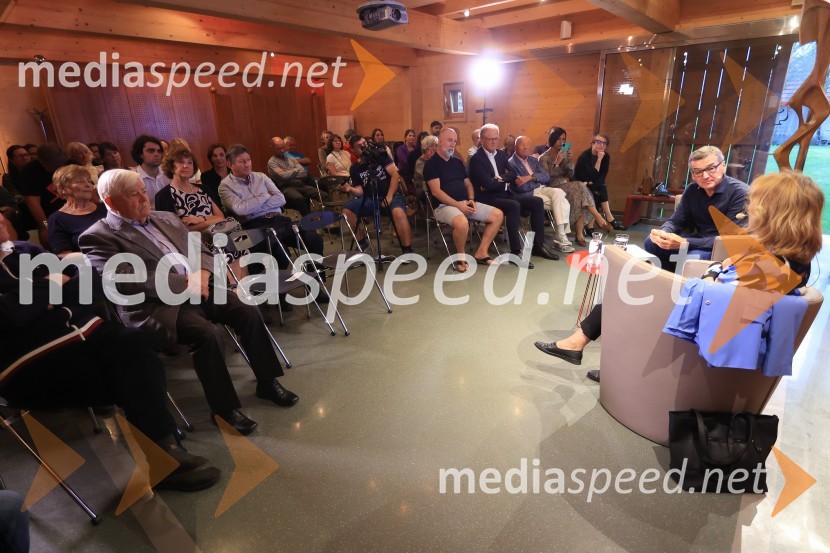 Dr. Alenka Zupančič gostja v skednju Škrabčeve domačije