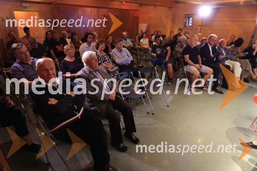 Dr. Alenka Zupančič gostja v skednju Škrabčeve domačije