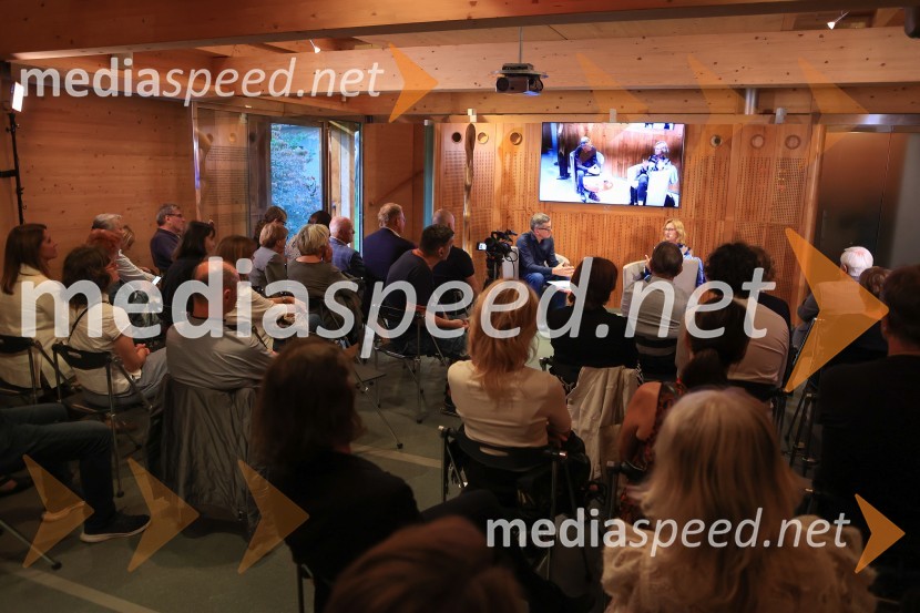 Dr. Alenka Zupančič gostja v skednju Škrabčeve domačije