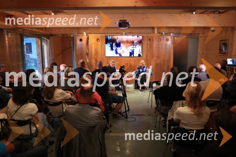 Dr. Alenka Zupančič gostja v skednju Škrabčeve domačije