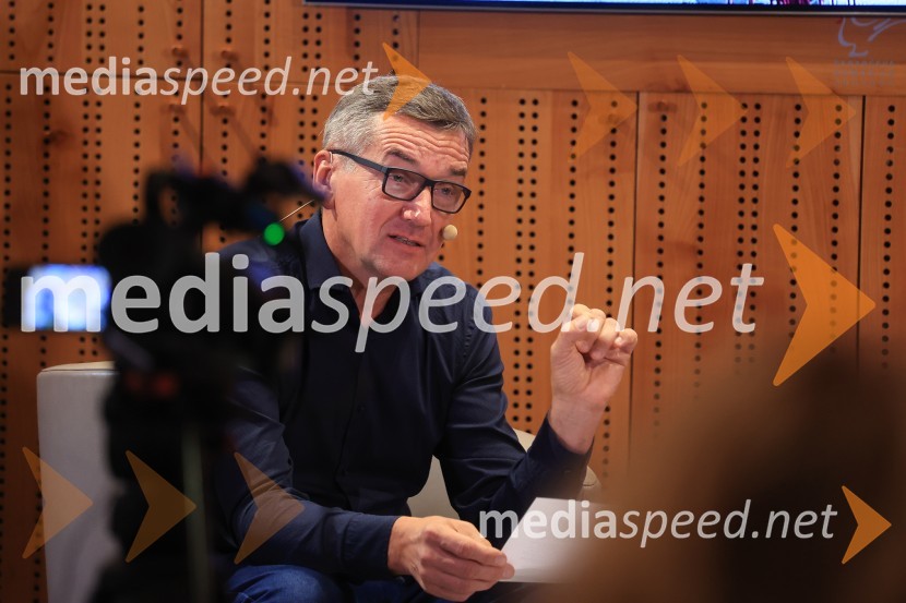 Dr. Alenka Zupančič gostja v skednju Škrabčeve domačije