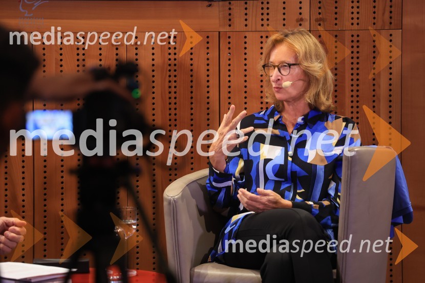 Dr. Alenka Zupančič gostja v skednju Škrabčeve domačije