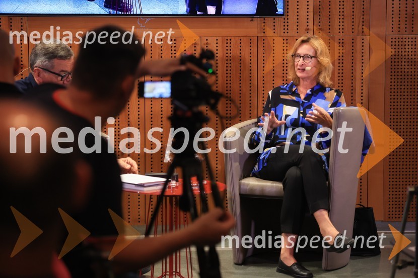 Dr. Alenka Zupančič gostja v skednju Škrabčeve domačije