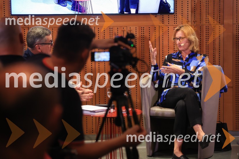 Dr. Alenka Zupančič gostja v skednju Škrabčeve domačije