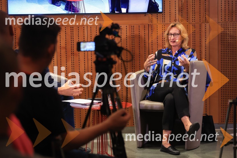 Dr. Alenka Zupančič gostja v skednju Škrabčeve domačije