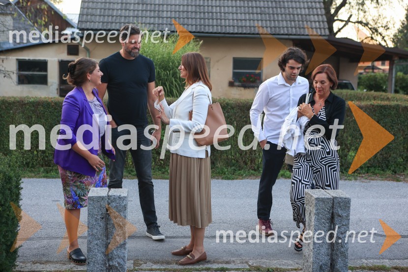 Dr. Alenka Zupančič gostja v skednju Škrabčeve domačije