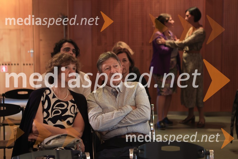 Dr. Alenka Zupančič gostja v skednju Škrabčeve domačije