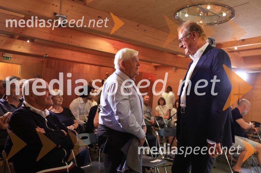 Dr. Alenka Zupančič gostja v skednju Škrabčeve domačije