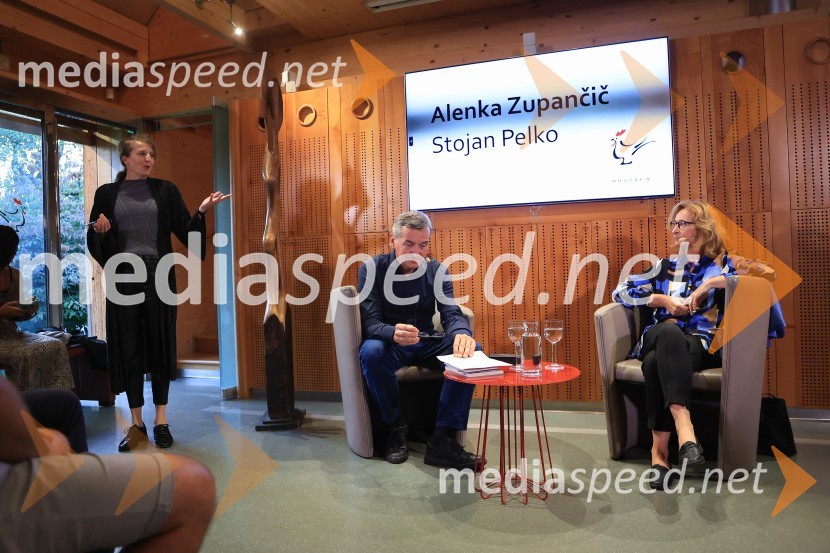 Dr. Alenka Zupančič gostja v skednju Škrabčeve domačije