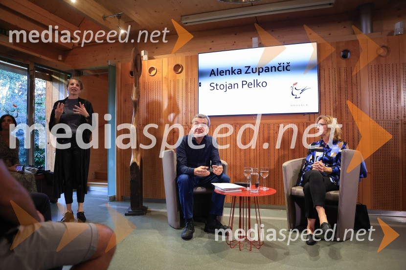 Dr. Alenka Zupančič gostja v skednju Škrabčeve domačije