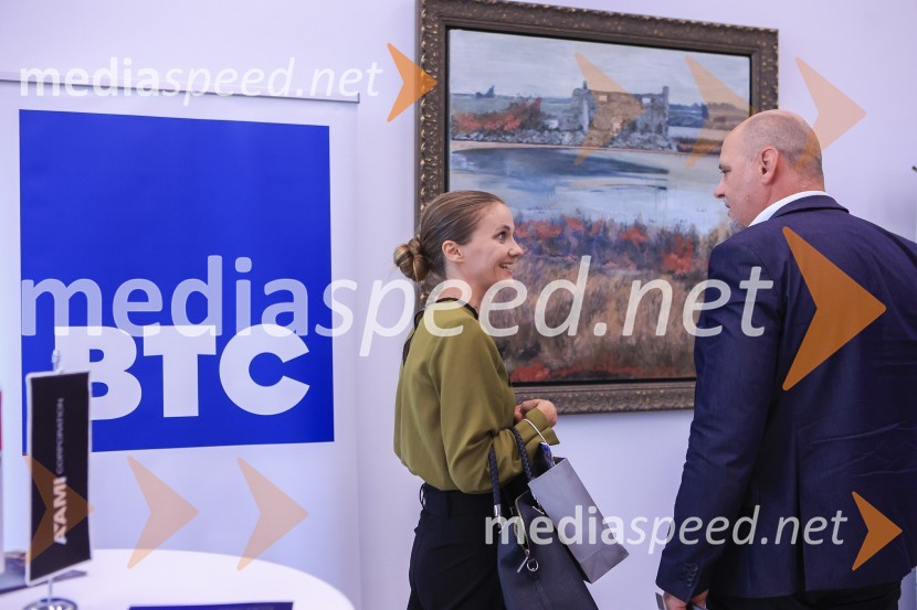 Čaj z razlogom: Razprava o aktualnih trendih na področju naložb