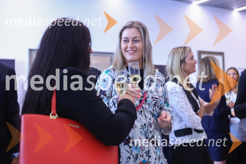 Čaj z razlogom: Razprava o aktualnih trendih na področju naložb