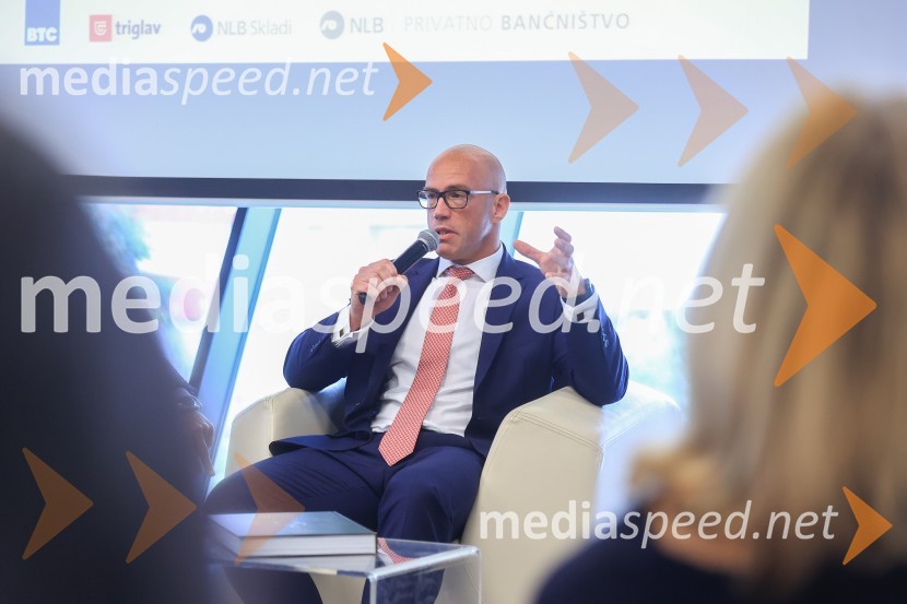 Čaj z razlogom: Razprava o aktualnih trendih na področju naložb