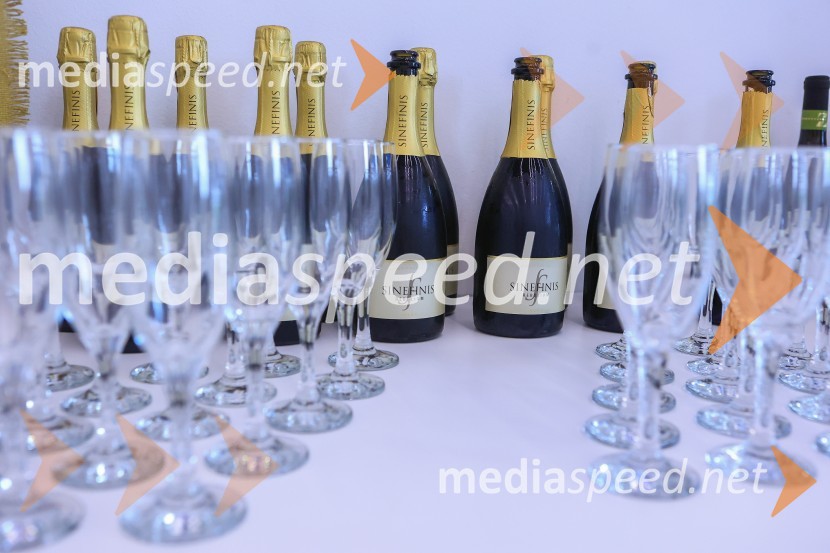 Čaj z razlogom: Razprava o aktualnih trendih na področju naložb