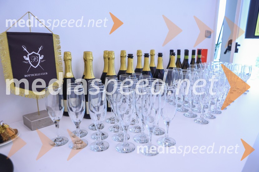 Čaj z razlogom: Razprava o aktualnih trendih na področju naložb