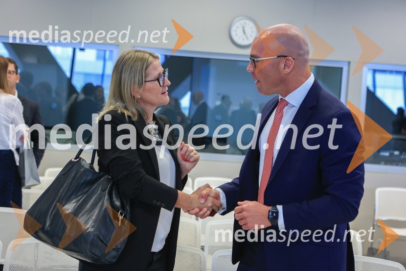 Čaj z razlogom: Razprava o aktualnih trendih na področju naložb