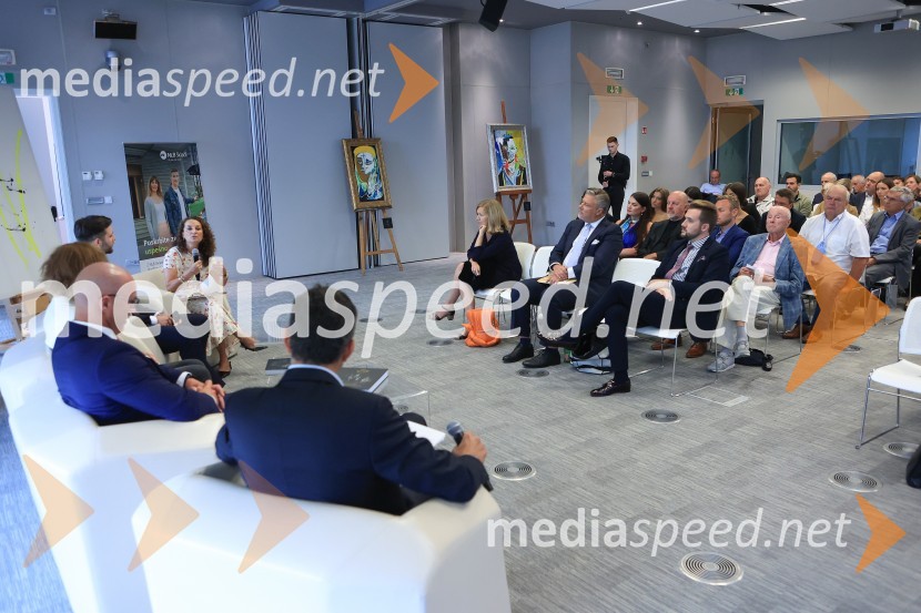 Čaj z razlogom: Razprava o aktualnih trendih na področju naložb