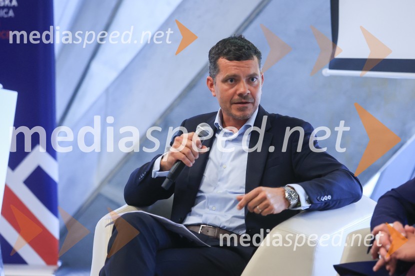 Čaj z razlogom: Razprava o aktualnih trendih na področju naložb