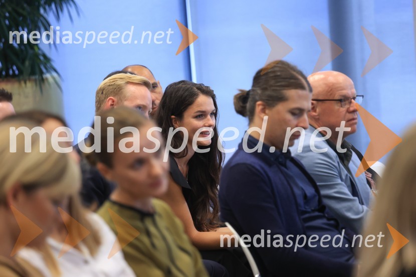 Čaj z razlogom: Razprava o aktualnih trendih na področju naložb