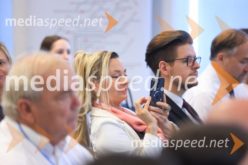 Čaj z razlogom: Razprava o aktualnih trendih na področju naložb