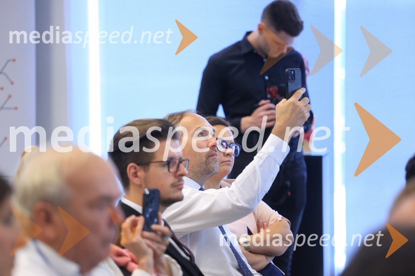 Čaj z razlogom: Razprava o aktualnih trendih na področju naložb