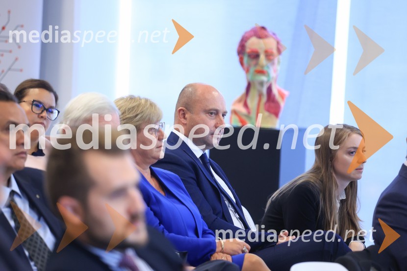 Čaj z razlogom: Razprava o aktualnih trendih na področju naložb