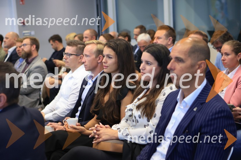 Čaj z razlogom: Razprava o aktualnih trendih na področju naložb