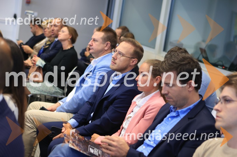 Čaj z razlogom: Razprava o aktualnih trendih na področju naložb