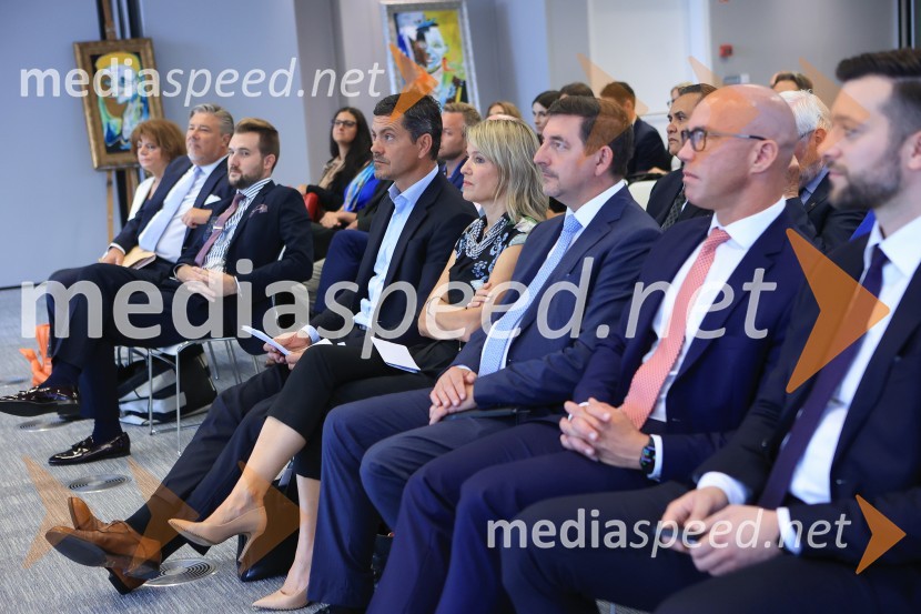 Čaj z razlogom: Razprava o aktualnih trendih na področju naložb