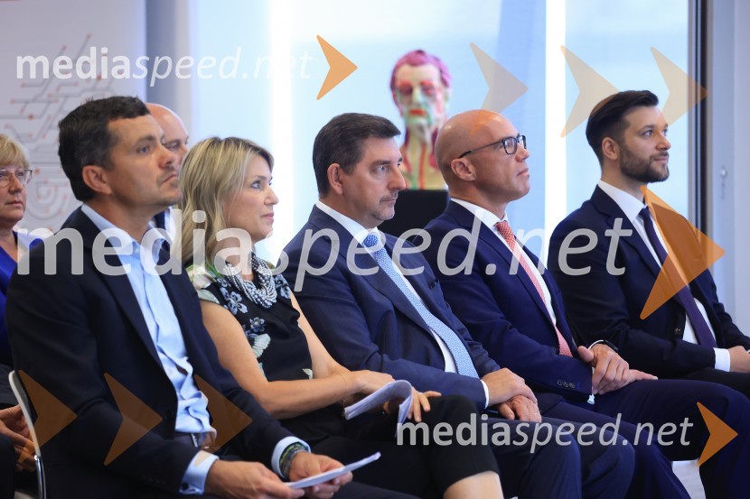 Čaj z razlogom: Razprava o aktualnih trendih na področju naložb